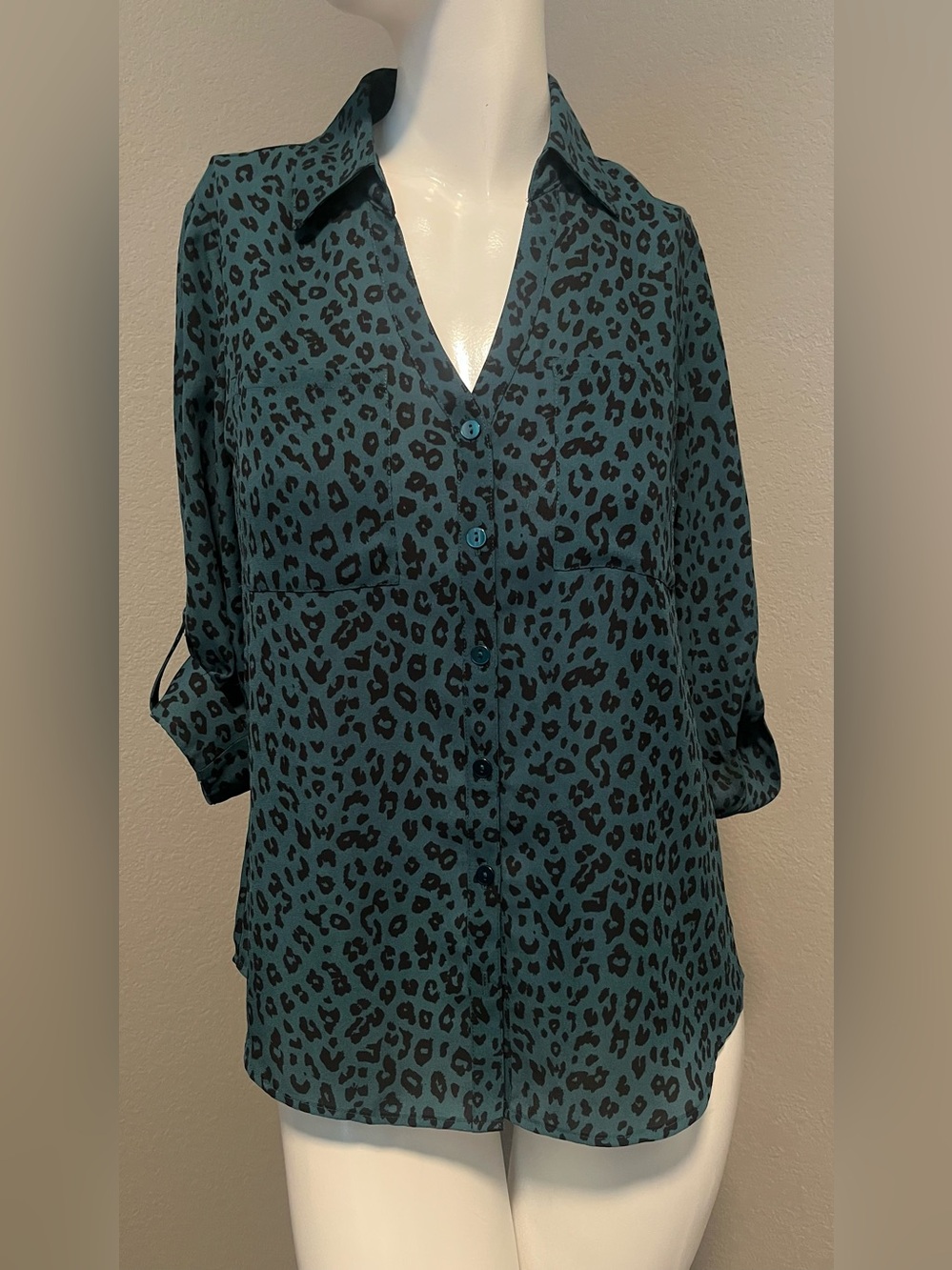 FORTUNE + IVI Women’s Hannah Animal Print / BD 3/4 Roll Tab Blouse Size XS